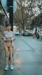 큰 가슴과 기운찬 엉덩이를 가진 귀여운 여신이 자신의 섹스를 과시하고 야외에서 섹스를 합니다.