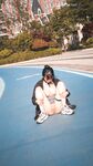 큰 가슴과 기운찬 엉덩이를 가진 귀여운 여신이 자신의 섹스를 과시하고 야외에서 섹스를 합니다.