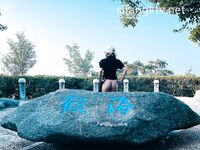큰 가슴과 기운찬 엉덩이를 가진 귀여운 여신이 자신의 섹스를 과시하고 야외에서 섹스를 합니다.
