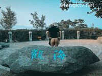 큰 가슴과 기운찬 엉덩이를 가진 귀여운 여신이 자신의 섹스를 과시하고 야외에서 섹스를 합니다.