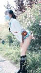 큰 가슴과 기운찬 엉덩이를 가진 귀여운 여신이 자신의 섹스를 과시하고 야외에서 섹스를 합니다.