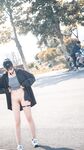 큰 가슴과 기운찬 엉덩이를 가진 귀여운 여신이 자신의 섹스를 과시하고 야외에서 섹스를 합니다.