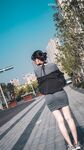 큰 가슴과 기운찬 엉덩이를 가진 귀여운 여신이 자신의 섹스를 과시하고 야외에서 섹스를 합니다.