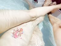 큰 가슴과 기운찬 엉덩이를 가진 귀여운 여신이 자신의 섹스를 과시하고 야외에서 섹스를 합니다.