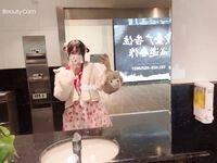 loli ตัวเมียตัวน้อยคล้ายมนุษย์ "Sweet Temptation Sauce" เป็นสาวงามในโรงเรียนที่ละเอียดอ่อนซึ่งพ่อโต้งของเธอใช้เป็นถุงยางอนามัย