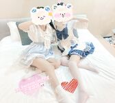 Ang sobrang malambing at inosenteng maliit na asong si "Little Sheep Meie" ay sinanay ng kanyang ama kasama ang kanyang matalik na kaibigan, at ang kanyang maliit na puki ay napuno ng semilya ng kanyang ama. Siya ay isang napaka-rosas at cute na