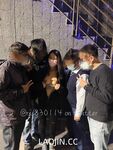 2024 년 대만 교정기 미인 [RayRay Rui Rui]는 슈퍼마켓에서 큰 가슴을 노출하고 양면 3P 섹스를하며 거의 얼굴을 보이지 않는 혜택을 트윗했습니다.