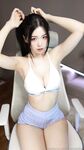 외모와 핫한 코저 'meriol_chan'은 대규모 개인 사진에서 그녀의 얼굴을 보여줍니다. 그녀의 검은 얼굴은 시각 효과로 가득 차 있습니다.