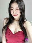 외모와 핫한 코저 'meriol_chan'은 대규모 개인 사진에서 그녀의 얼굴을 보여줍니다. 그녀의 검은 얼굴은 시각 효과로 가득 차 있습니다.