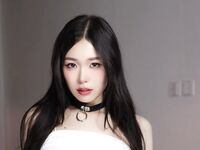 외모와 핫한 코저 'meriol_chan'은 대규모 개인 사진에서 그녀의 얼굴을 보여줍니다. 그녀의 검은 얼굴은 시각 효과로 가득 차 있습니다.