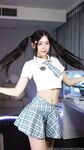 외모와 핫한 코저 'meriol_chan'은 대규모 개인 사진에서 그녀의 얼굴을 보여줍니다. 그녀의 검은 얼굴은 시각 효과로 가득 차 있습니다.