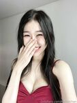 외모와 핫한 코저 'meriol_chan'은 대규모 개인 사진에서 그녀의 얼굴을 보여줍니다. 그녀의 검은 얼굴은 시각 효과로 가득 차 있습니다.