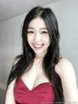 외모와 핫한 코저 'meriol_chan'은 대규모 개인 사진에서 그녀의 얼굴을 보여줍니다. 그녀의 검은 얼굴은 시각 효과로 가득 차 있습니다.