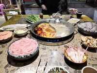 2024년 청두의 미모 커플 [루토루토-커플]은 아내 바꾸기를 좋아하는 아름답고 아름다운 아가씨입니다. 그녀는 하얀 피부와 얇은 허리를 가지고 있지만 여전히 찐빵입니다. 보다.