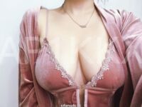 2024年，【重磅】極品清純大奶學妹【小狗】未發第二彈全套付費，發育得真好，私處粉嫩尺度大