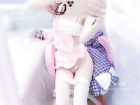 매우 부드럽고 사랑스러운 작은 로리 "Lihua Xue"는 몸집이 작고 하얗고 부드러운 몸매를 가지고있어 매우 매력적입니다! 겉으로는 귀여워 보이는 귀여운 소녀는 핑크색 가슴을 가진 보지와 인간 모양의 작은 암캐를 가진 비밀리에 작은 창녀입니다.