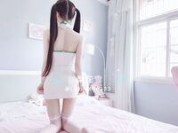 매우 부드럽고 사랑스러운 작은 로리 "Lihua Xue"는 몸집이 작고 하얗고 부드러운 몸매를 가지고있어 매우 매력적입니다! 겉으로는 귀여워 보이는 귀여운 소녀는 핑크색 가슴을 가진 보지와 인간 모양의 작은 암캐를 가진 비밀리에 작은 창녀입니다.