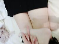 Một đôi tất ren màu đen có quai Sakura-chan
