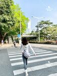 อดไม่ได้ที่จะฉี่รดในที่ที่คนพลุกพล่านที่สุด เด็กสาวที่ตัดกัน "สาวโรงเรียนหลิงหลง" ด้วยเสียงน่ารักและร่างกายที่นุ่มนวล ได้รับการฝึกฝนจากพ่อของสปอนเซอร์ให้เปิดเผยตัวเอง เต้นรำเปลือย และเล่นกับเธอในรูปแบบต่างๆ