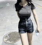 อดไม่ได้ที่จะฉี่รดในที่ที่คนพลุกพล่านที่สุด เด็กสาวที่ตัดกัน "สาวโรงเรียนหลิงหลง" ด้วยเสียงน่ารักและร่างกายที่นุ่มนวล ได้รับการฝึกฝนจากพ่อของสปอนเซอร์ให้เปิดเผยตัวเอง เต้นรำเปลือย และเล่นกับเธอในรูปแบบต่างๆ