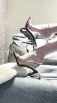 The ruthless Silk Foot Juicer Goddess "Yu Ni is very busy." The little brother can't help but come to Ni Ni's feet to get horny again. He holds the glans between his toes and keeps teasing and rubbing. How long can you last①