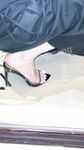 The ruthless Silk Foot Juicer Goddess "Yu Ni is very busy." The little brother can't help but come to Ni Ni's feet to get horny again. He holds the glans between his toes and keeps teasing and rubbing. How long can you last①
