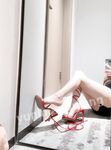 The ruthless Silk Foot Juicer Goddess "Yu Ni is very busy." The little brother can't help but come to Ni Ni's feet to get horny again. He holds the glans between his toes and keeps teasing and rubbing. How long can you last①