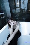 最新8月流出，推特八字大奶露脸反差婊【Emma18Y】高价订阅福利，勇闯有人男厕景区超市露出道具紫薇野战啪啪