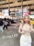 最新8月流出，推特八字大奶露脸反差婊【Emma18Y】高价订阅福利，勇闯有人男厕景区超市露出道具紫薇野战啪啪
