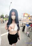 最新8月流出，推特八字大奶露脸反差婊【Emma18Y】高价订阅福利，勇闯有人男厕景区超市露出道具紫薇野战啪啪