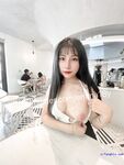 最新8月流出，推特八字大奶露脸反差婊【Emma18Y】高价订阅福利，勇闯有人男厕景区超市露出道具紫薇野战啪啪
