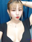最新8月流出，推特八字大奶露脸反差婊【Emma18Y】高价订阅福利，勇闯有人男厕景区超市露出道具紫薇野战啪啪