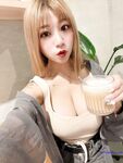 最新8月流出，推特八字大奶露脸反差婊【Emma18Y】高价订阅福利，勇闯有人男厕景区超市露出道具紫薇野战啪啪