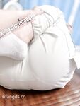 最新8月OF訂購①，極品亂倫姨侄戀【小姨媽】風韻知性女人味，喜歡我的小姨，雪白美臀野戰車震內射，當著孩子面肏