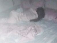 海角《兄妹乱伦》【爱上自己的亲妹妹】趁爸妈不在家偷偷溜进妹妹的房间强插妹妹的小嫩B
