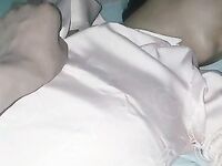 海角《兄妹乱伦》【爱上自己的亲妹妹】趁爸妈不在家偷偷溜进妹妹的房间强插妹妹的小嫩B