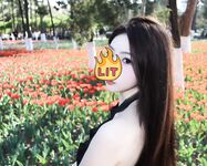 Sa larong "Maniacccccc", isang nangungunang propesyonal na master ng COS, ang kaakit-akit na si Yuanshen Ying ay nakahiga sa isang upuan at sinasalanta mula sa likuran.
