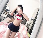 Cô vợ nhỏ ngây thơ và đĩ điếm "gái trẻ mới lớn", âm đạo của cô ấy quá chật, tự tay ôm con cặc nam giới vào trong âm hộ nhỏ của mình, phát ra tiếng kêu thoải mái và đầy dục vọng.