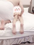 Cô vợ nhỏ ngây thơ và đĩ điếm "gái trẻ mới lớn", âm đạo của cô ấy quá chật, tự tay ôm con cặc nam giới vào trong âm hộ nhỏ của mình, phát ra tiếng kêu thoải mái và đầy dục vọng.