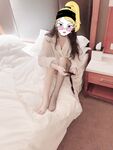 Cô vợ nhỏ ngây thơ và đĩ điếm "gái trẻ mới lớn", âm đạo của cô ấy quá chật, tự tay ôm con cặc nam giới vào trong âm hộ nhỏ của mình, phát ra tiếng kêu thoải mái và đầy dục vọng.