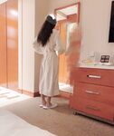 Cô vợ nhỏ ngây thơ và đĩ điếm "gái trẻ mới lớn", âm đạo của cô ấy quá chật, tự tay ôm con cặc nam giới vào trong âm hộ nhỏ của mình, phát ra tiếng kêu thoải mái và đầy dục vọng.