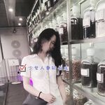 Cô vợ nhỏ ngây thơ và đĩ điếm "gái trẻ mới lớn", âm đạo của cô ấy quá chật, tự tay ôm con cặc nam giới vào trong âm hộ nhỏ của mình, phát ra tiếng kêu thoải mái và đầy dục vọng.