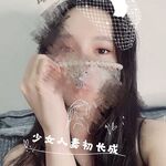 Cô vợ nhỏ ngây thơ và đĩ điếm "gái trẻ mới lớn", âm đạo của cô ấy quá chật, tự tay ôm con cặc nam giới vào trong âm hộ nhỏ của mình, phát ra tiếng kêu thoải mái và đầy dục vọng.