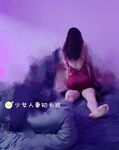 Cô vợ nhỏ ngây thơ và đĩ điếm "gái trẻ mới lớn", âm đạo của cô ấy quá chật, tự tay ôm con cặc nam giới vào trong âm hộ nhỏ của mình, phát ra tiếng kêu thoải mái và đầy dục vọng.