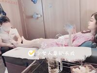 Cô vợ nhỏ ngây thơ và đĩ điếm "gái trẻ mới lớn", âm đạo của cô ấy quá chật, tự tay ôm con cặc nam giới vào trong âm hộ nhỏ của mình, phát ra tiếng kêu thoải mái và đầy dục vọng.