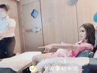 Cô vợ nhỏ ngây thơ và đĩ điếm "gái trẻ mới lớn", âm đạo của cô ấy quá chật, tự tay ôm con cặc nam giới vào trong âm hộ nhỏ của mình, phát ra tiếng kêu thoải mái và đầy dục vọng.