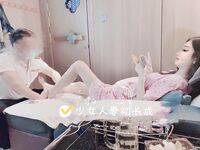 Cô vợ nhỏ ngây thơ và đĩ điếm "gái trẻ mới lớn", âm đạo của cô ấy quá chật, tự tay ôm con cặc nam giới vào trong âm hộ nhỏ của mình, phát ra tiếng kêu thoải mái và đầy dục vọng.