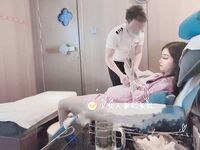 Cô vợ nhỏ ngây thơ và đĩ điếm "gái trẻ mới lớn", âm đạo của cô ấy quá chật, tự tay ôm con cặc nam giới vào trong âm hộ nhỏ của mình, phát ra tiếng kêu thoải mái và đầy dục vọng.