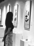 Cô vợ nhỏ ngây thơ và đĩ điếm "gái trẻ mới lớn", âm đạo của cô ấy quá chật, tự tay ôm con cặc nam giới vào trong âm hộ nhỏ của mình, phát ra tiếng kêu thoải mái và đầy dục vọng.