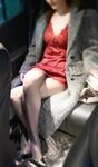 Cô vợ nhỏ ngây thơ và đĩ điếm "gái trẻ mới lớn", âm đạo của cô ấy quá chật, tự tay ôm con cặc nam giới vào trong âm hộ nhỏ của mình, phát ra tiếng kêu thoải mái và đầy dục vọng.